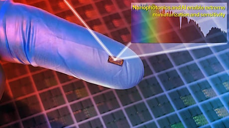 Az MI-spektrométerchip, amely homokszemmé zsugorítja a labort
