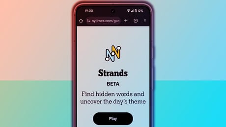 Az NYT Strands mai feladványa: totális káoszparádé