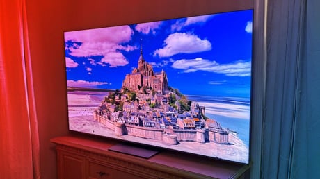 Az új TCL QM8L: lenyűgöző mini-LED tévé remek áron, apró furcsákkal