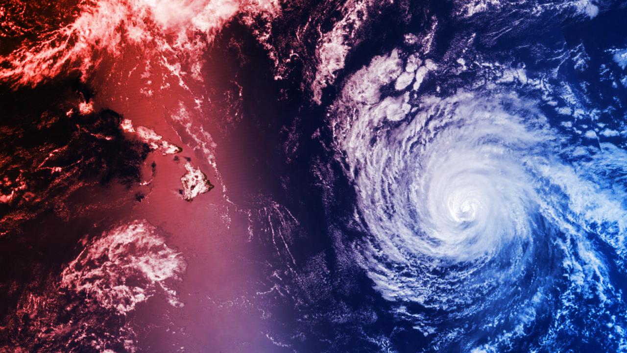 Az űrből az ezüstös csillogás elnyeli Hawaii-t, közeleg a hurrikán