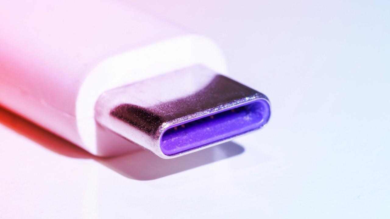 A lila USB-portok: miért vannak, és miért ritkák az USA-ban?