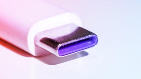 A lila USB-portok: miért vannak, és miért ritkák az USA-ban?
