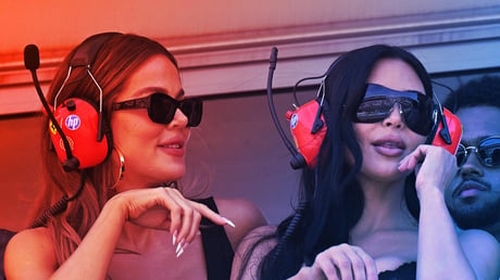 A monacói pálya szélén: Kim Kardashian Hamiltonnak drukkol