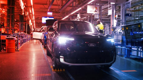 Az MI csődöt mondott, a Ford visszahívta a rutinos mérnököket