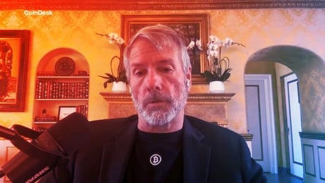 Saylor az MI-t okolja a bitcoin-zuhanásért? Arca: Badarság!