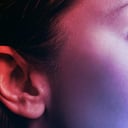 A diagnosztikai rejtély: évekig hallotta a hangokat, mégsem pszichózis