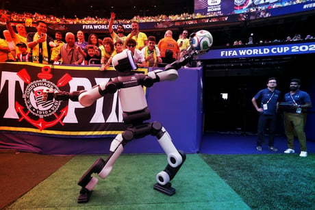 A futballvilág új sztárja: az első humanoid robot