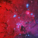 A Hubble vörös csillagbölcsőt örökített meg, sziporkázó kék és fehér csillagokkal