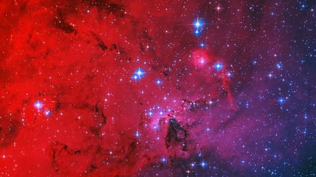 A Hubble vörös csillagbölcsőt örökített meg, sziporkázó kék és fehér csillagokkal