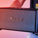 A Marshall Stanmore IV dübörgő basszussal és erősítő-ihlette dizájnnal hódít
