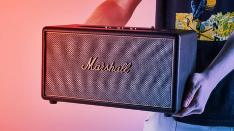 A Marshall Stanmore IV dübörgő basszussal és erősítő-ihlette dizájnnal hódít