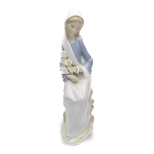 Lladro Woman Sitting With Lillies, Vintage Lladro Figurine, Retired, Flower Missing, Ceramic Collectible Sculpture