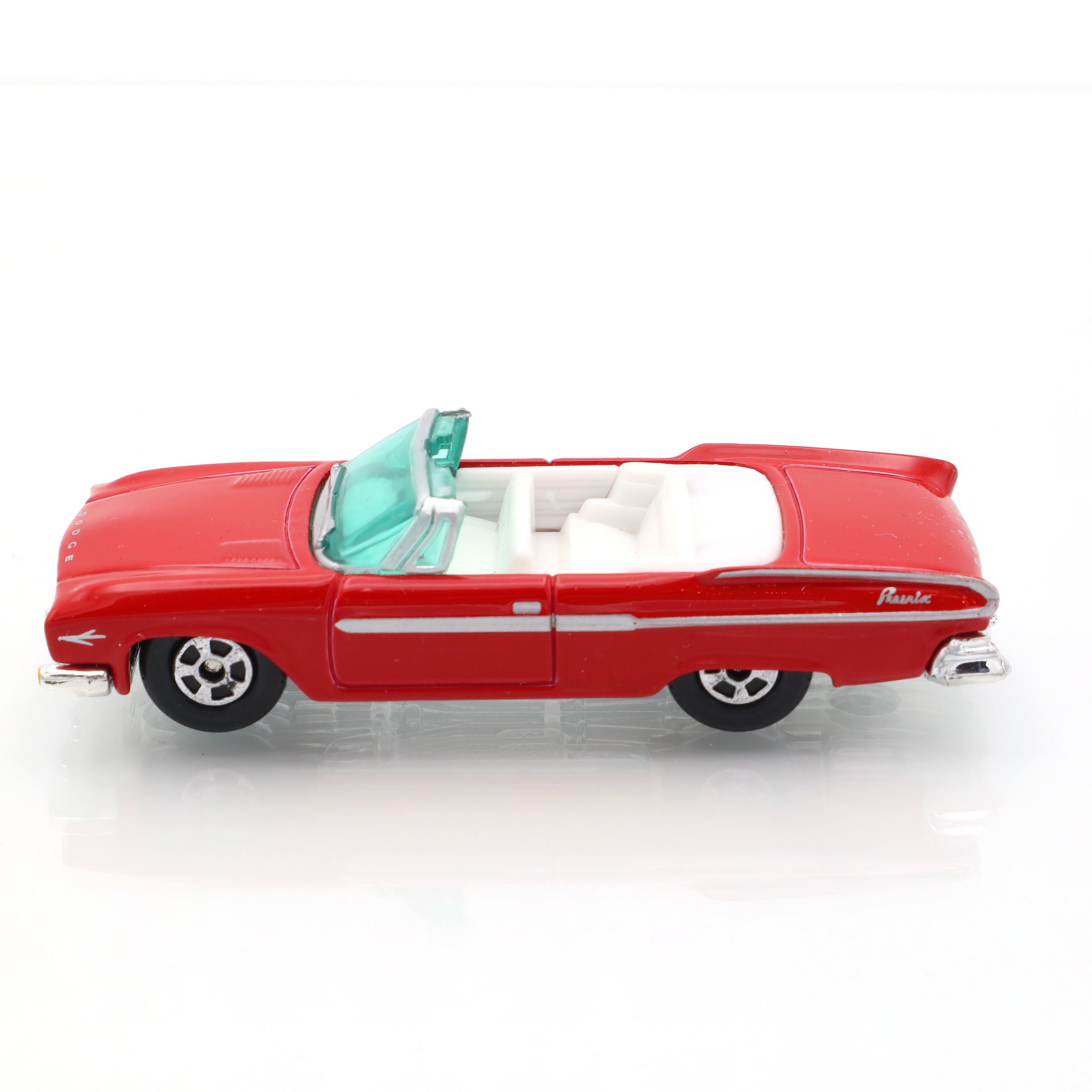 Matchbox Superfast 1961 Dodge Dart Phoenix - Vintage Collectible Diecast Car - Classic American Sedan Model - 1:64 Scale Model