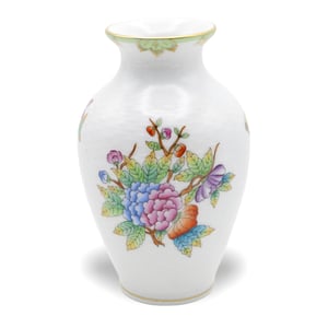Herend Victoria Basket Weave Floral Vase - Queen Victoria VBO - Hand Painted Porcelain - Hungary - Rare Antique Decor Herend Victoria Basket Weave Floral Vase - Queen Victoria VBO - Hand Painted Porcelain - Hungary - Rare Antique Decor
