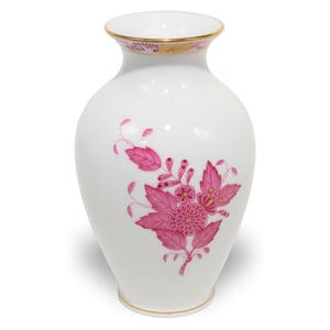 herend-apponyi-raspberry-vase-purpur-chinese-bouquet-pattern-hand-painted-elegant-porcelain-vase-01.jpg