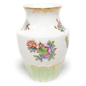 herend-vase-queen-victoria-gilded-flower-butterfy-motif-hand-painted-luxury-ceramics-01.jpg