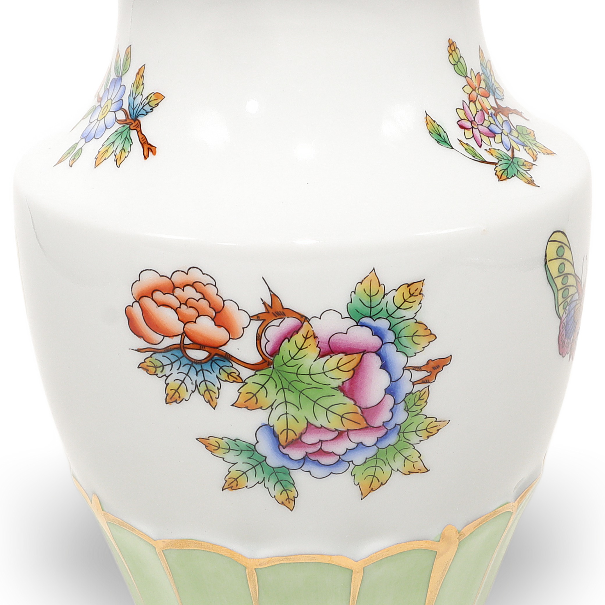 herend-vase-queen-victoria-gilded-flower-butterfy-motif-hand-painted-luxury-ceramics-02.jpg herend-vase-queen-victoria-gilded-flower-butterfy-motif-hand-painted-luxury-ceramics-02.jpg
