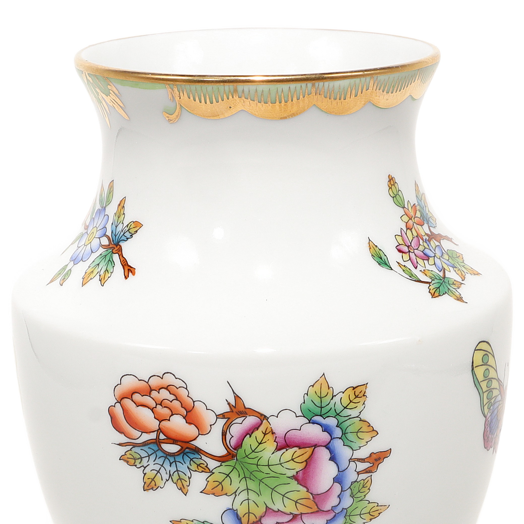 herend-vase-queen-victoria-gilded-flower-butterfy-motif-hand-painted-luxury-ceramics-03.jpg herend-vase-queen-victoria-gilded-flower-butterfy-motif-hand-painted-luxury-ceramics-03.jpg