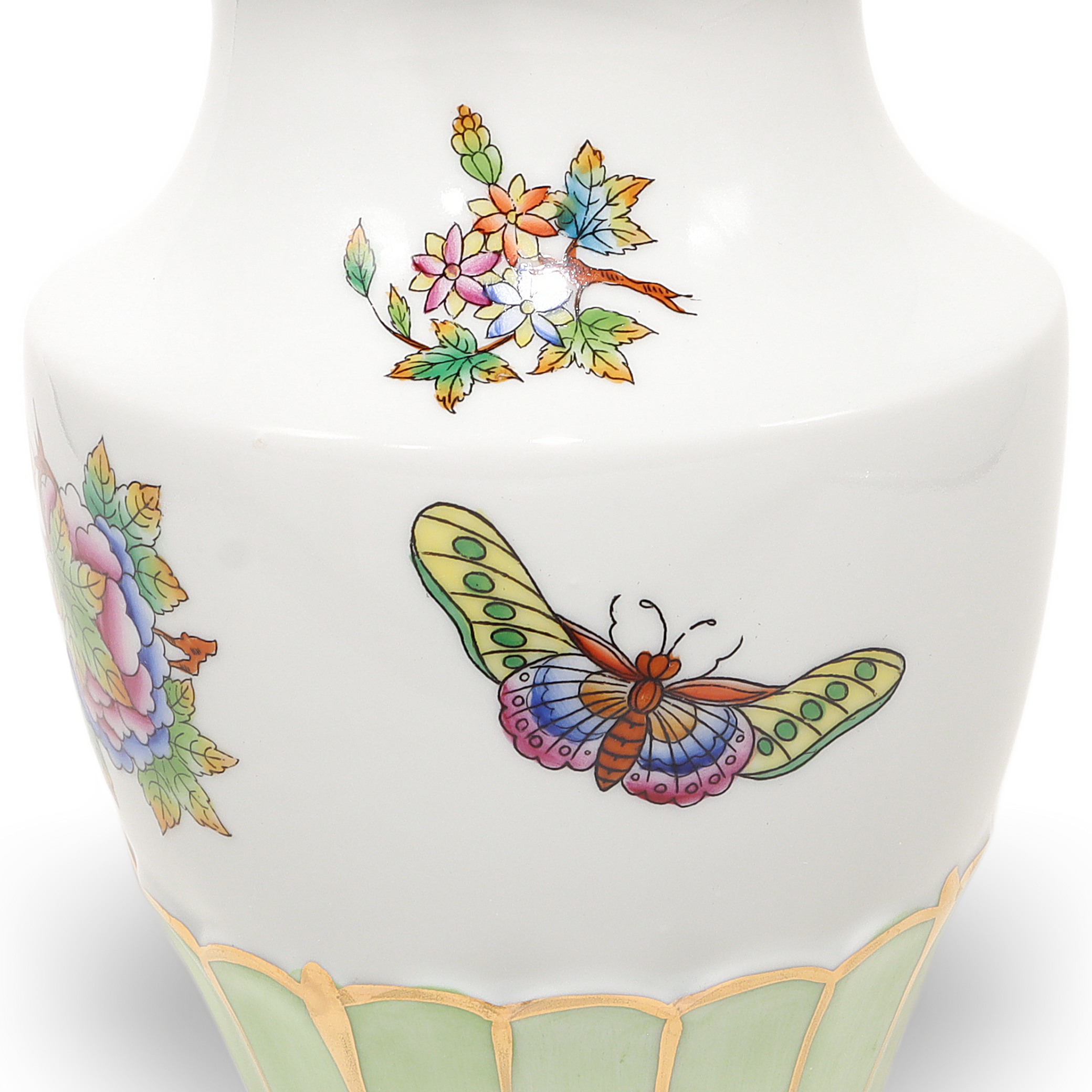 herend-vase-queen-victoria-gilded-flower-butterfy-motif-hand-painted-luxury-ceramics-05.jpg herend-vase-queen-victoria-gilded-flower-butterfy-motif-hand-painted-luxury-ceramics-05.jpg
