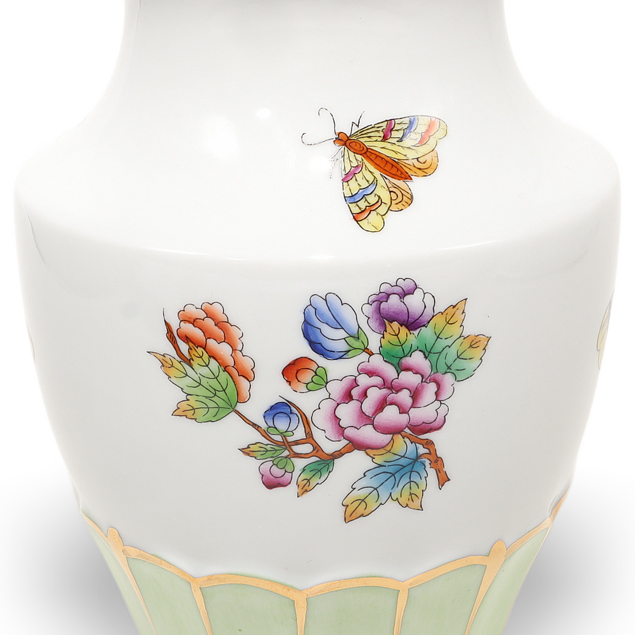 herend-vase-queen-victoria-gilded-flower-butterfy-motif-hand-painted-luxury-ceramics-08.jpg herend-vase-queen-victoria-gilded-flower-butterfy-motif-hand-painted-luxury-ceramics-08.jpg