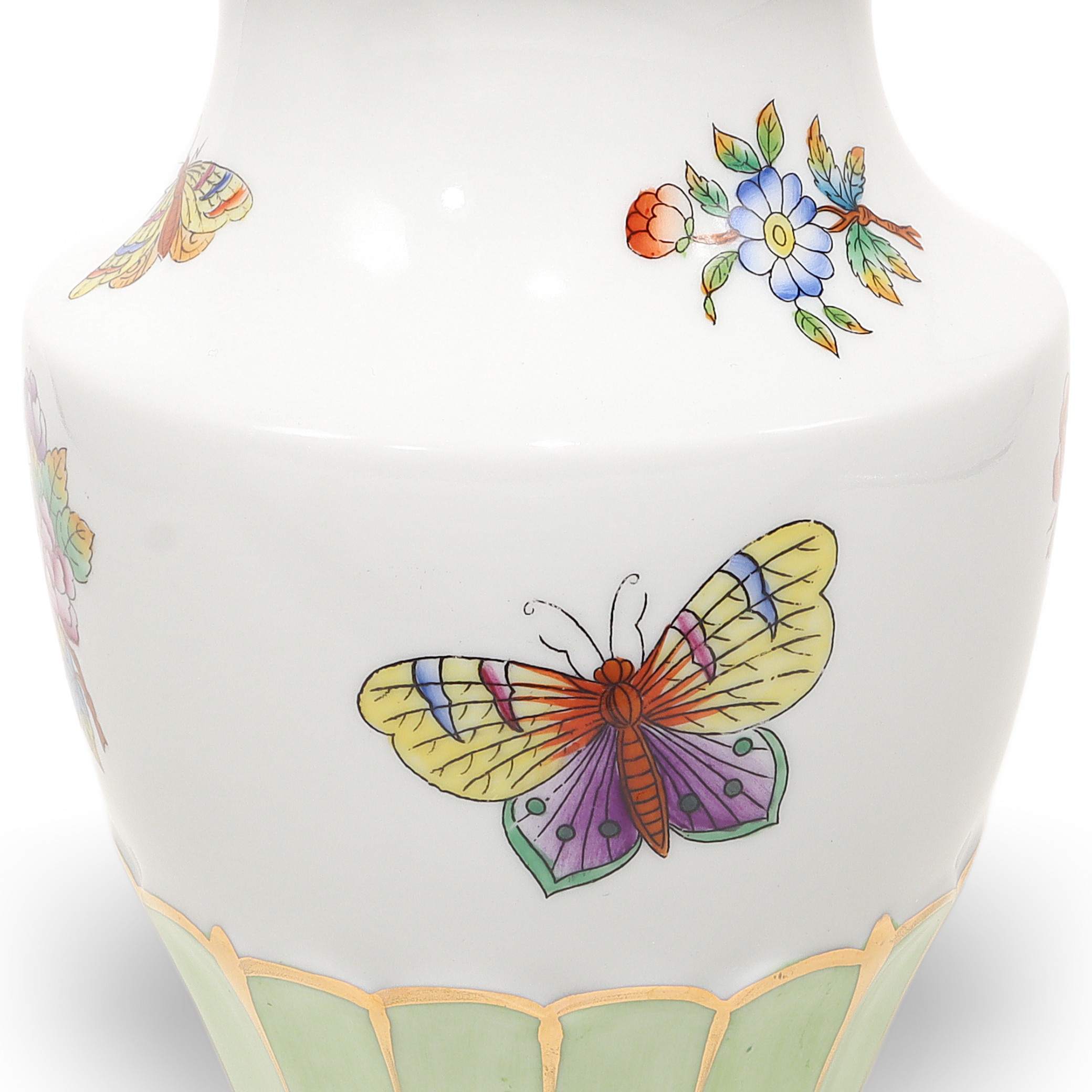herend-vase-queen-victoria-gilded-flower-butterfy-motif-hand-painted-luxury-ceramics-11.jpg herend-vase-queen-victoria-gilded-flower-butterfy-motif-hand-painted-luxury-ceramics-11.jpg
