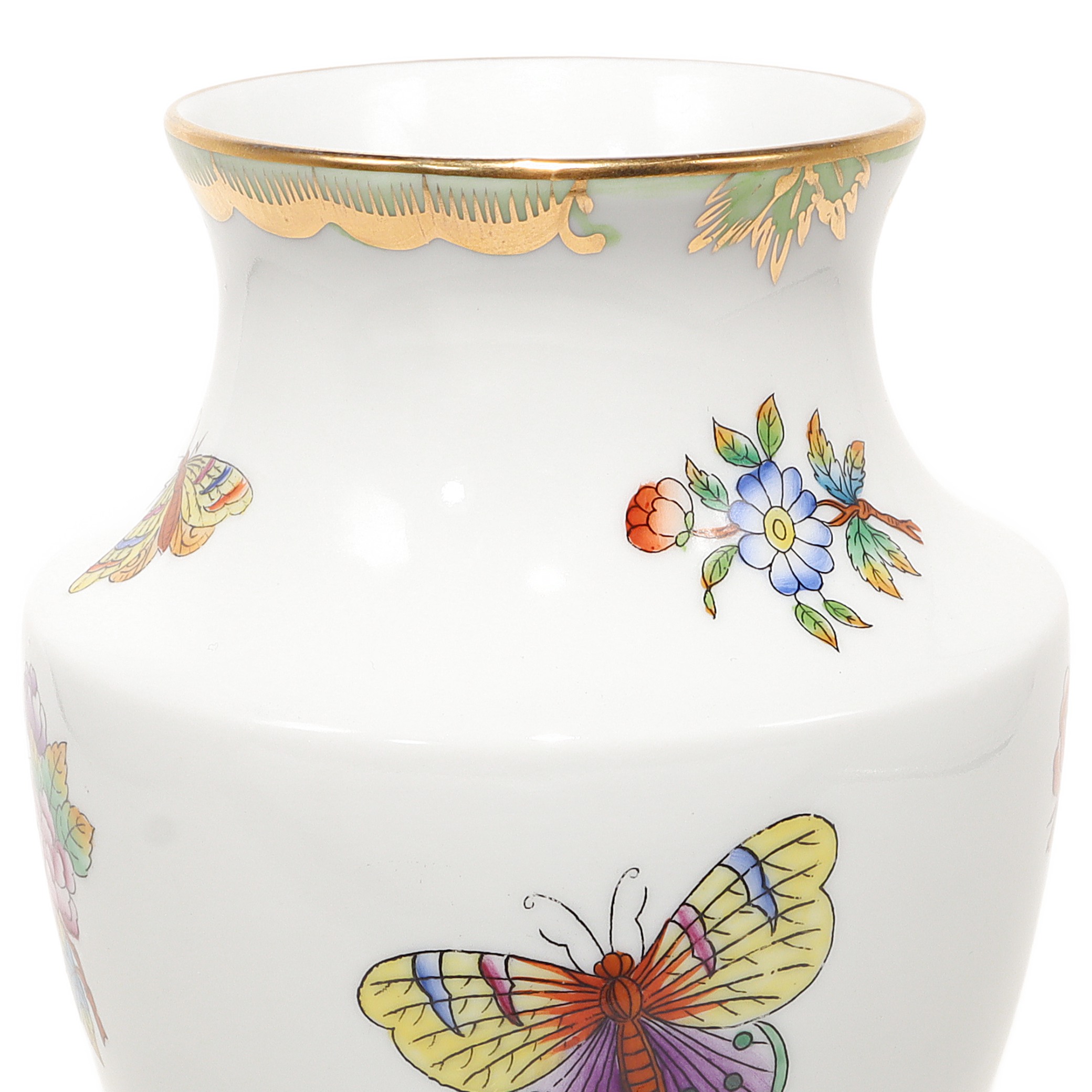 herend-vase-queen-victoria-gilded-flower-butterfy-motif-hand-painted-luxury-ceramics-12.jpg herend-vase-queen-victoria-gilded-flower-butterfy-motif-hand-painted-luxury-ceramics-12.jpg