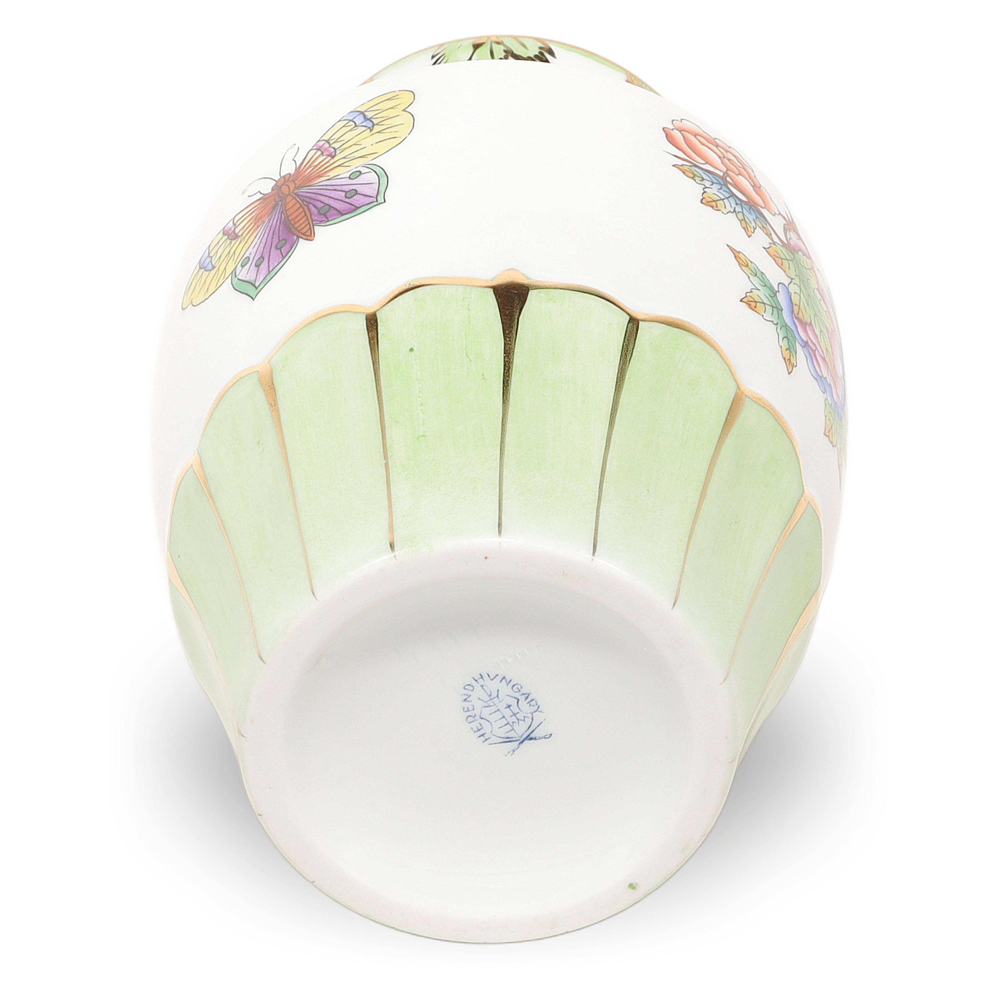 herend-vase-queen-victoria-gilded-flower-butterfy-motif-hand-painted-luxury-ceramics-13.jpg herend-vase-queen-victoria-gilded-flower-butterfy-motif-hand-painted-luxury-ceramics-13.jpg