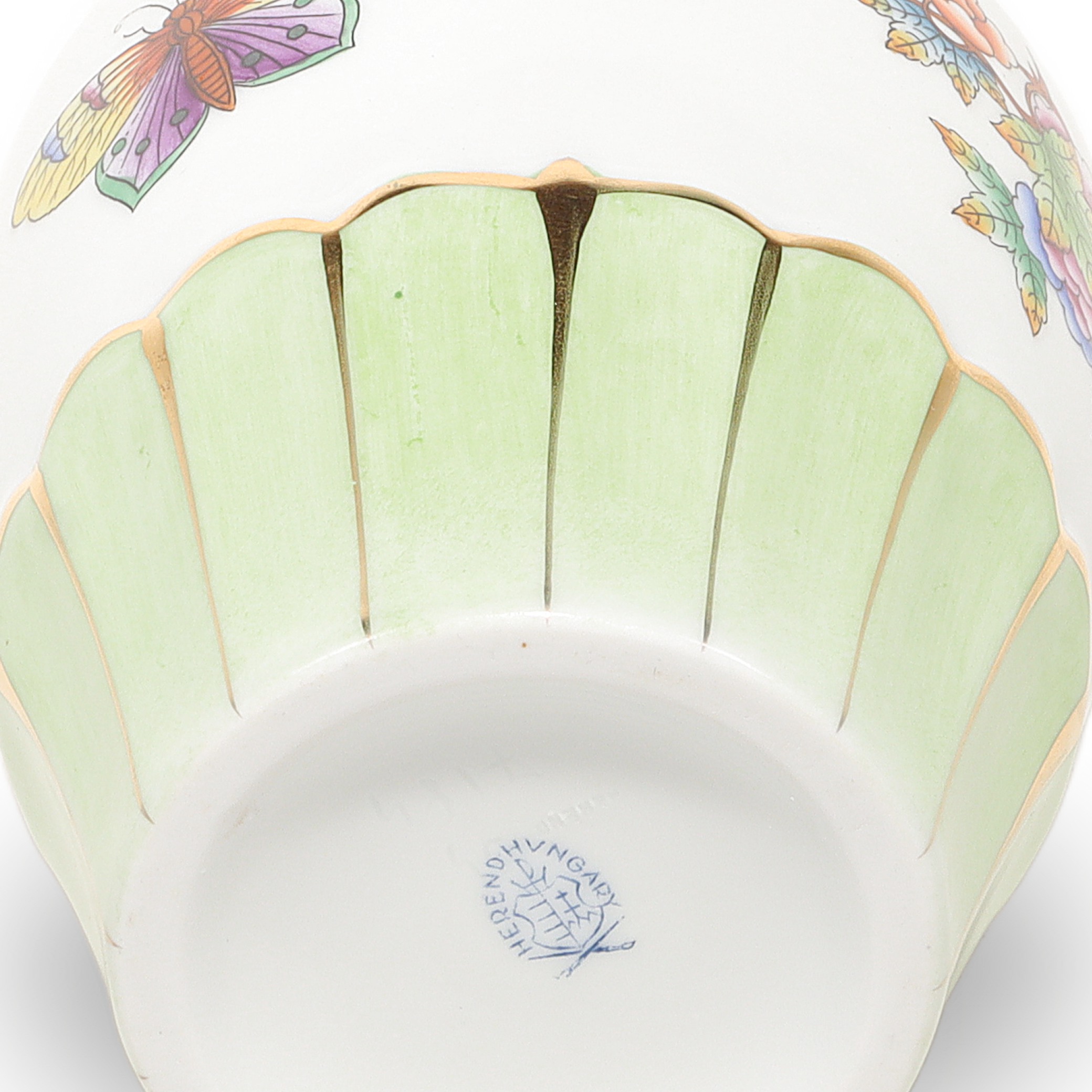 herend-vase-queen-victoria-gilded-flower-butterfy-motif-hand-painted-luxury-ceramics-14.jpg herend-vase-queen-victoria-gilded-flower-butterfy-motif-hand-painted-luxury-ceramics-14.jpg