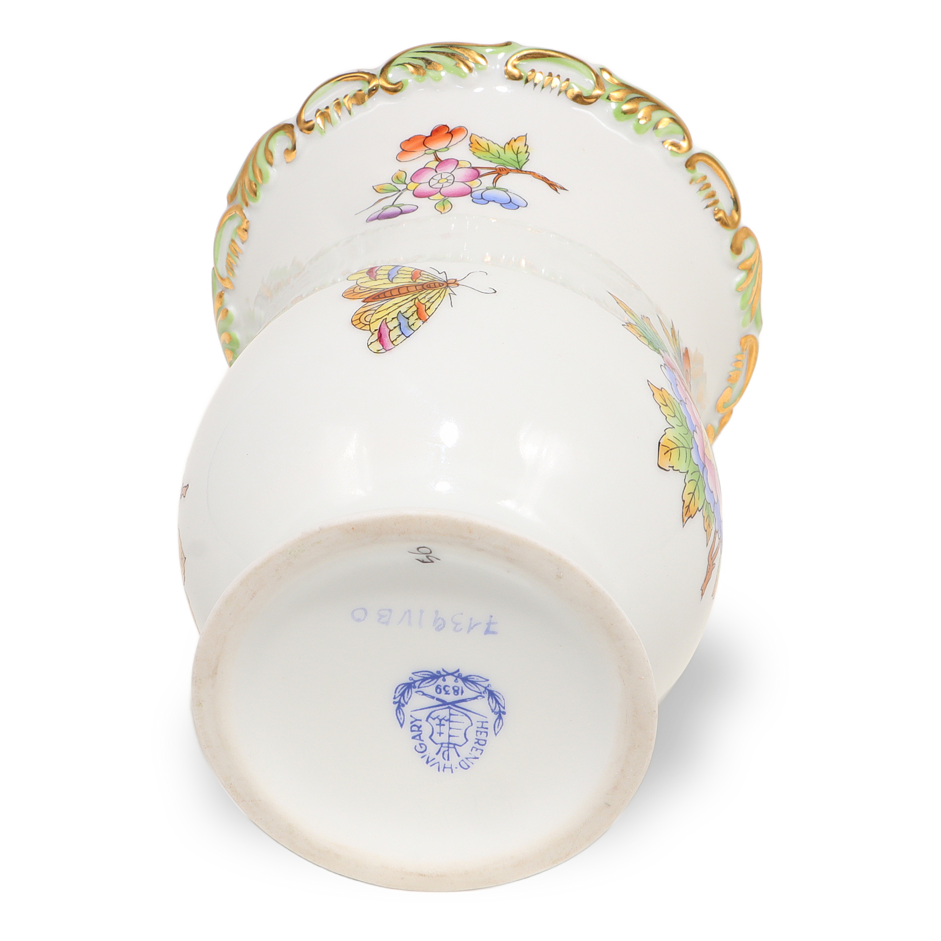 herend-victoria-baroque-vase-small-hand-painted-porcelain-gold-rim-16.jpg herend-victoria-baroque-vase-small-hand-painted-porcelain-gold-rim-16.jpg
