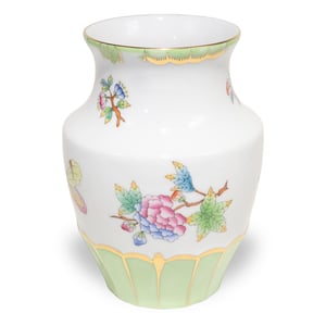 herend-hungary-porcelain-vase-queen-victoria-green-border-hand-painted-vinntage-gilded-01.jpg