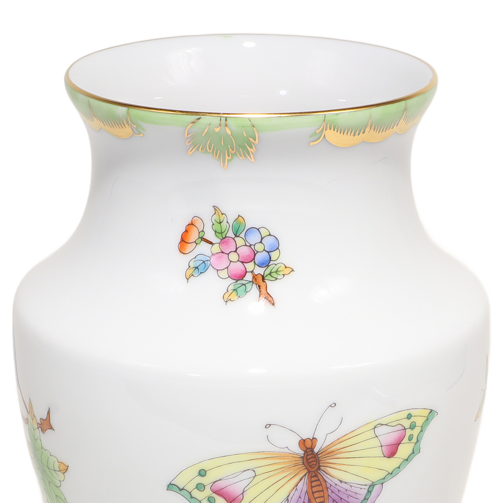 herend-hungary-porcelain-vase-queen-victoria-green-border-hand-painted-vinntage-gilded-06.jpg