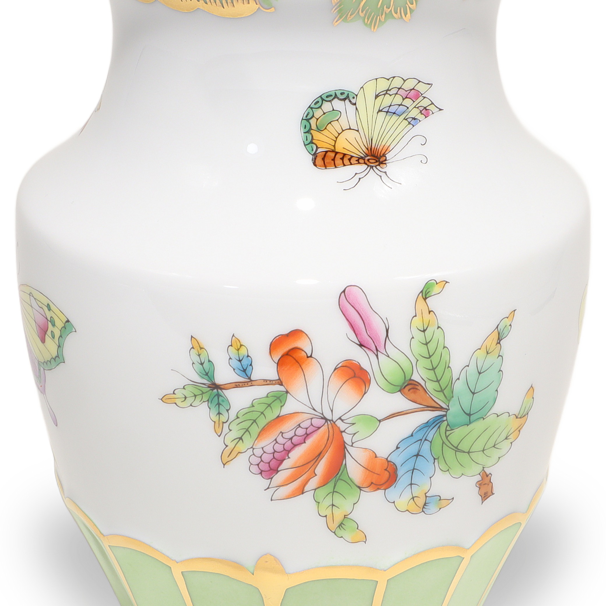 herend-hungary-porcelain-vase-queen-victoria-green-border-hand-painted-vinntage-gilded-08.jpg