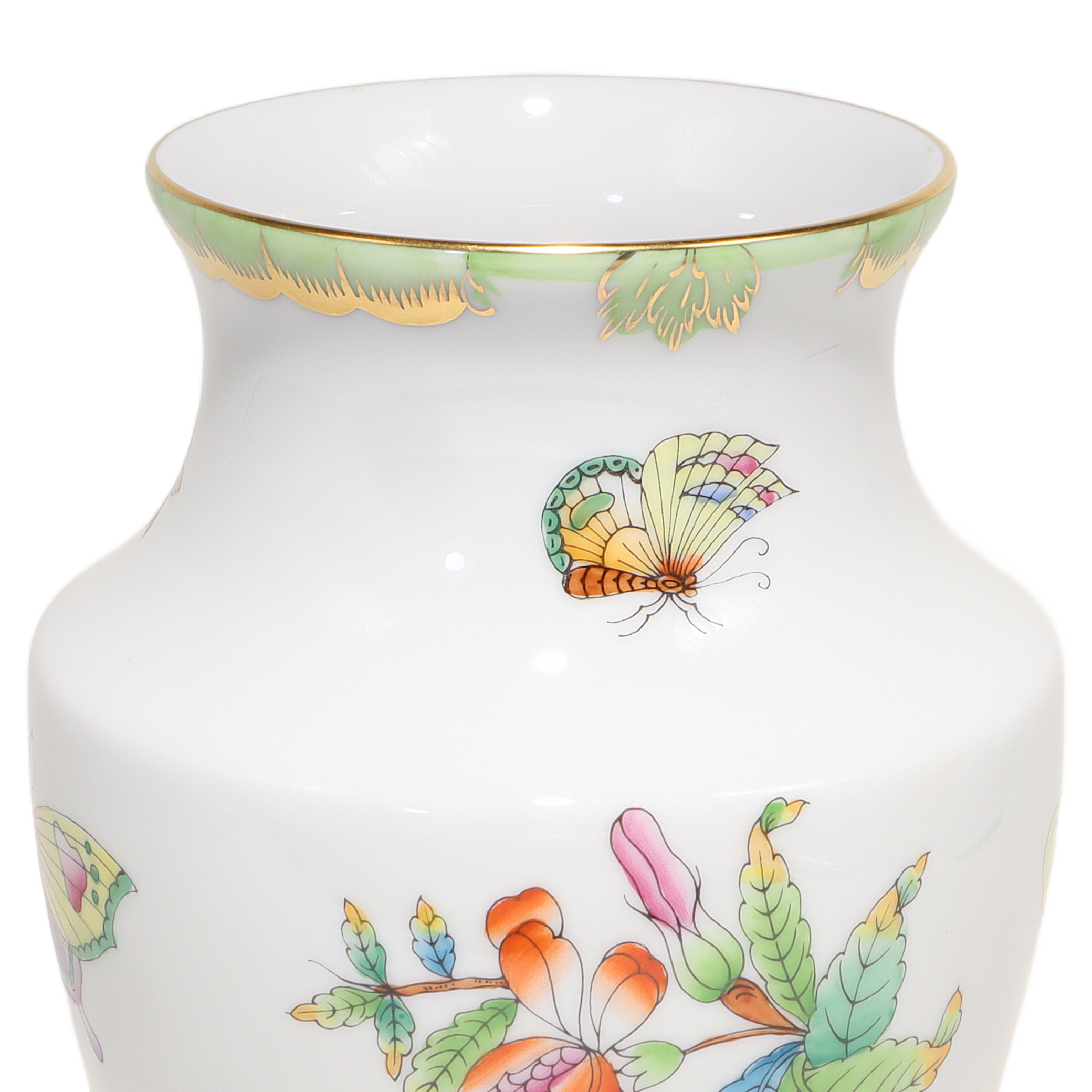 herend-hungary-porcelain-vase-queen-victoria-green-border-hand-painted-vinntage-gilded-09.jpg
