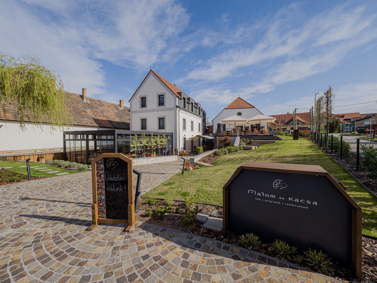 Tata’s Malom és Kacsa Hosts Bold Theater Night