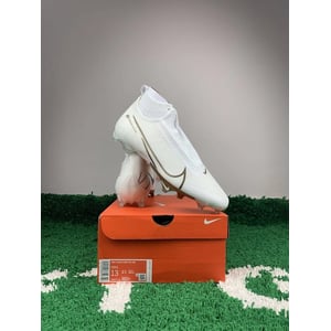 Stylish White Nike Football Cleats for Men - Size 13 product image