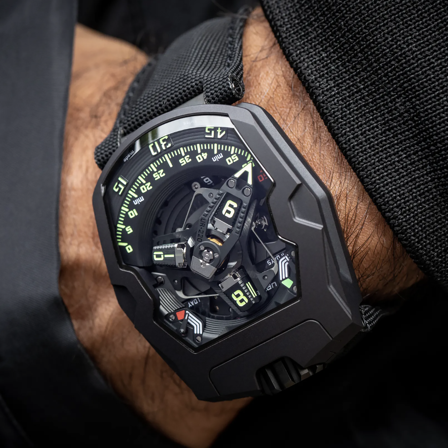 Urwerk UR-220 All Black Black (UR-220 All Black) Urwerk UR-220 All Black Black (UR-220 All Black)