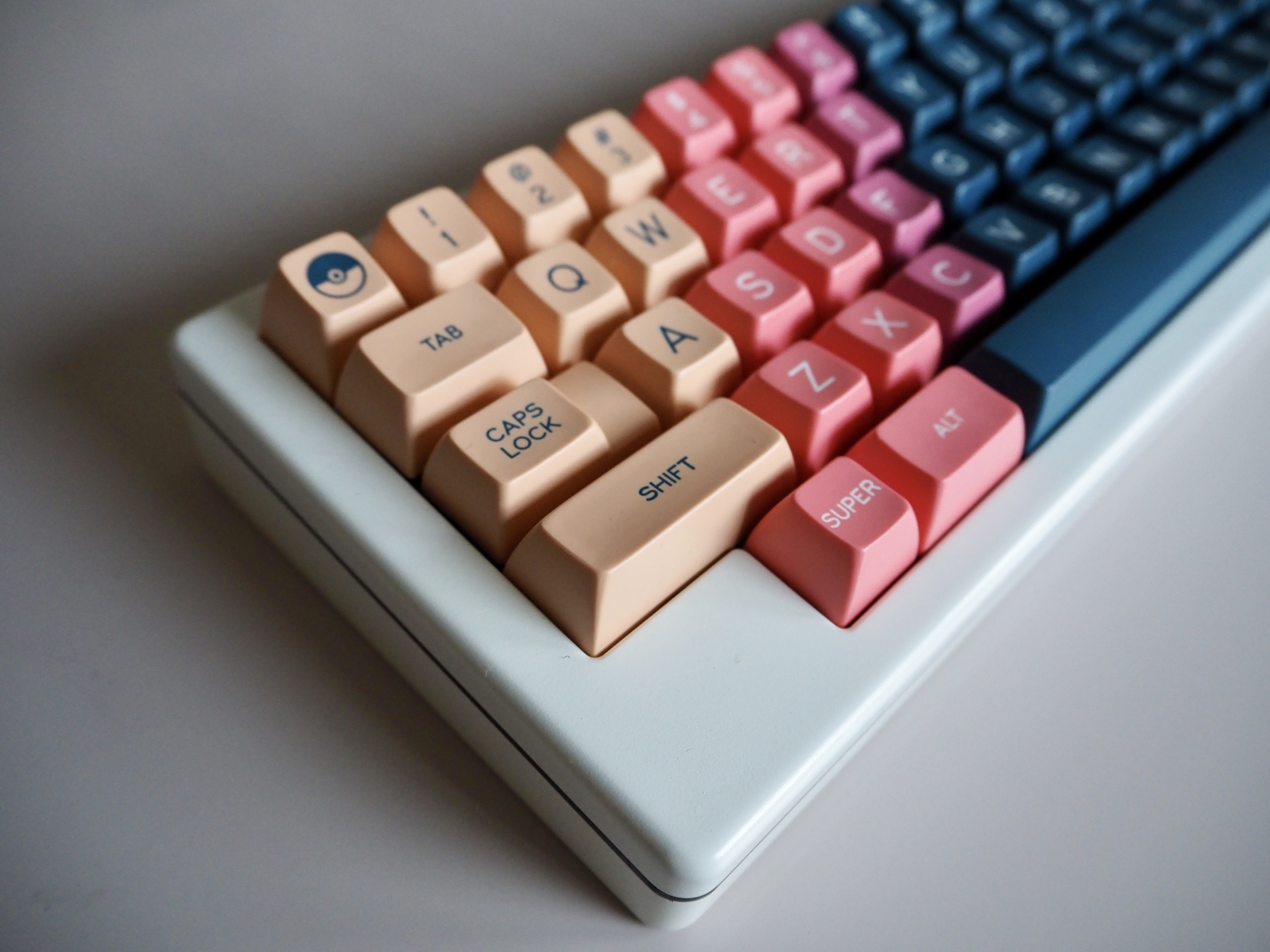 HONEYBOARD 60% - STORMTROOPER WHITE CERAKOTE - Closed image 3