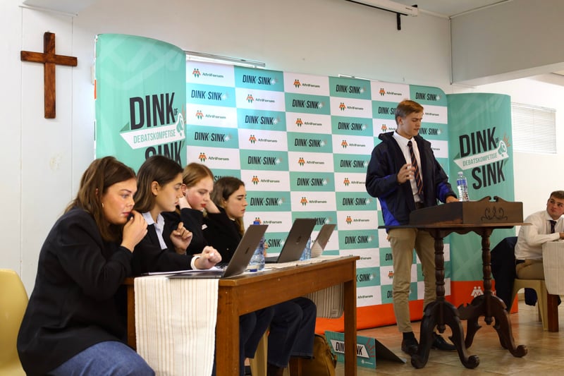 StudentePlein-spanne dink flink in debatkompetisie