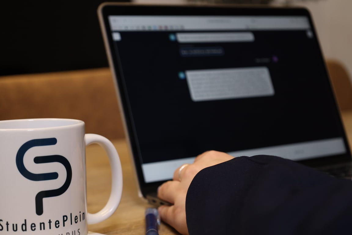 LeerNetKI rekenaarfoto met koppie (2024) 