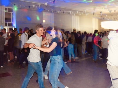 Afrikaanse sokkies en pretdraf trek honderde Maties