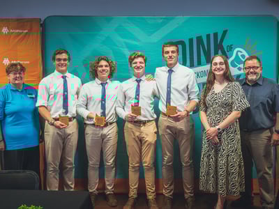 StudentePlein wen Dink of Sink vir tweede jaar in 'n ry