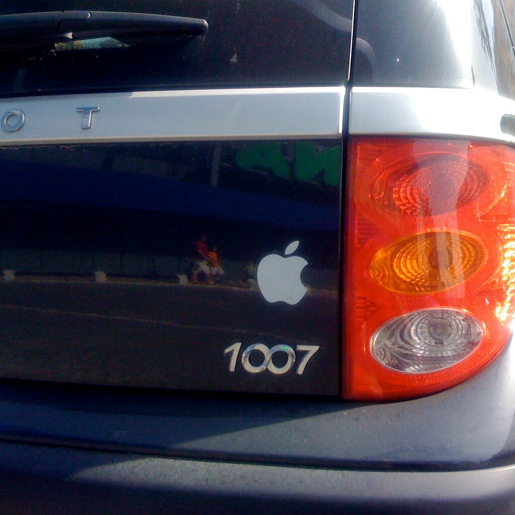 圖七 貼著蘋果貼紙的汽車