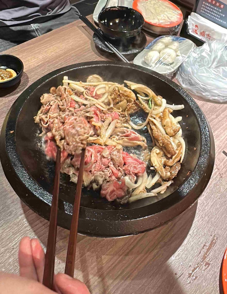 雅香石頭火鍋永和店-先爆炒肉類