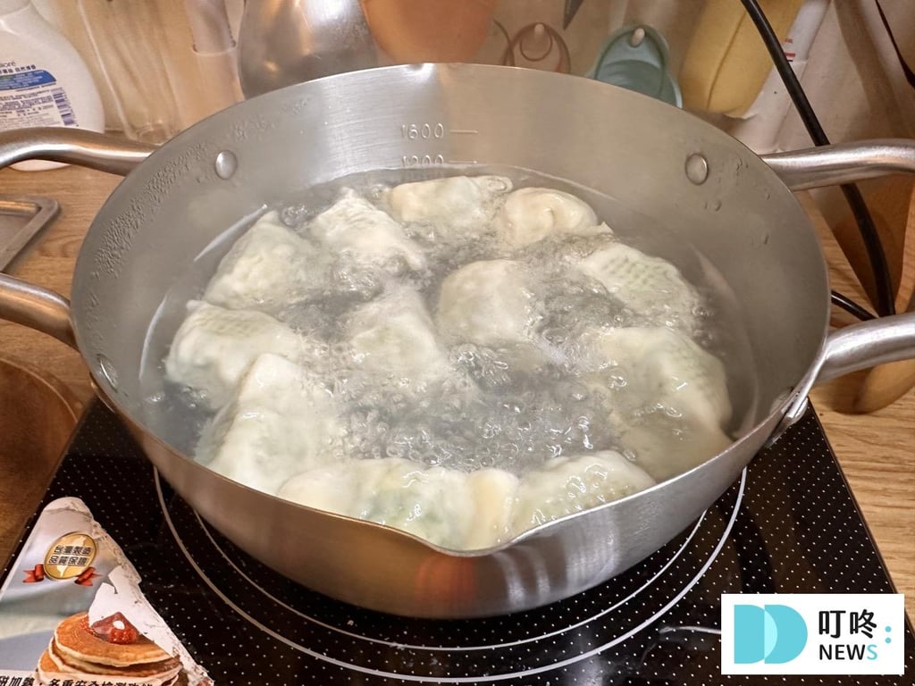 果貿吳家水餃-煮沸