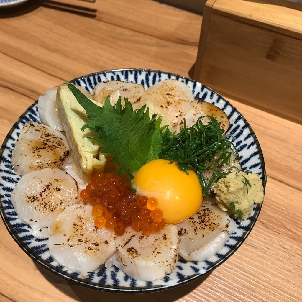 月見炙燒干貝丼