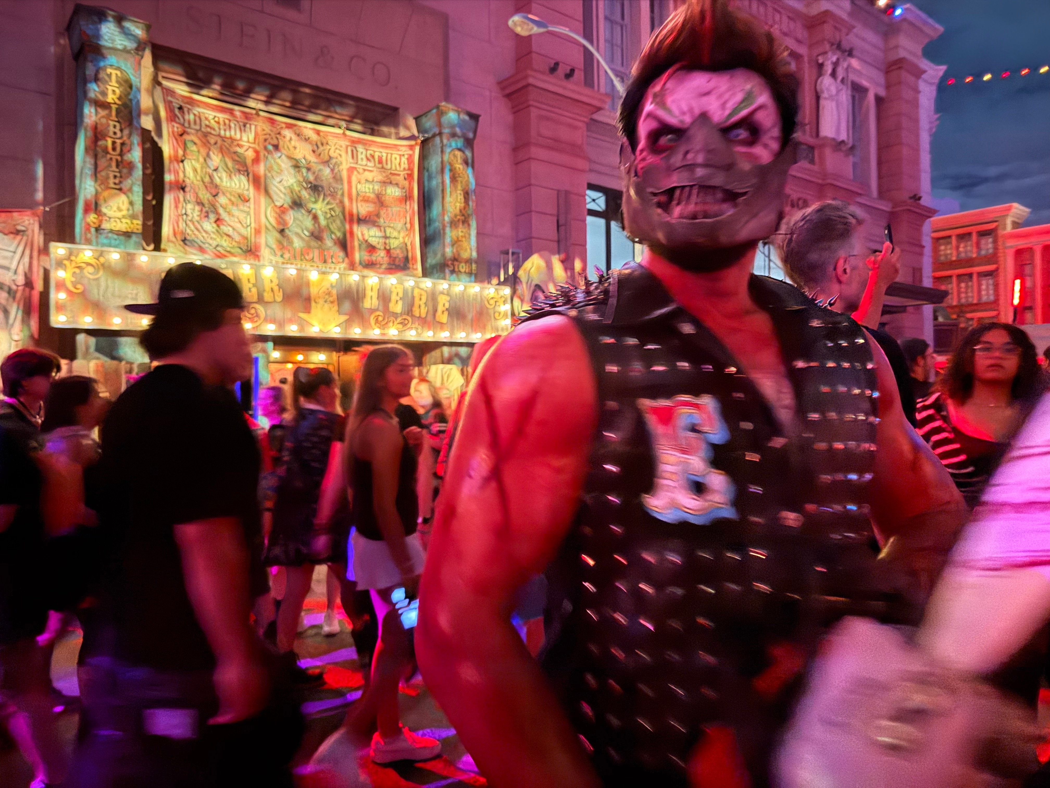 Halloween Horror Nights 2026 Chainsaw Actor