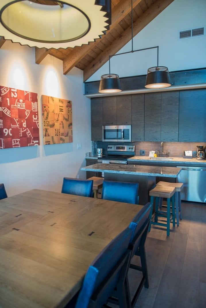 Copper Creek Cabin kitchin and dining area