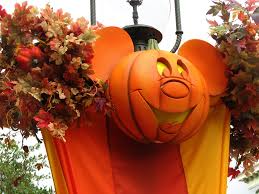 disney-fall-lamppost-decor