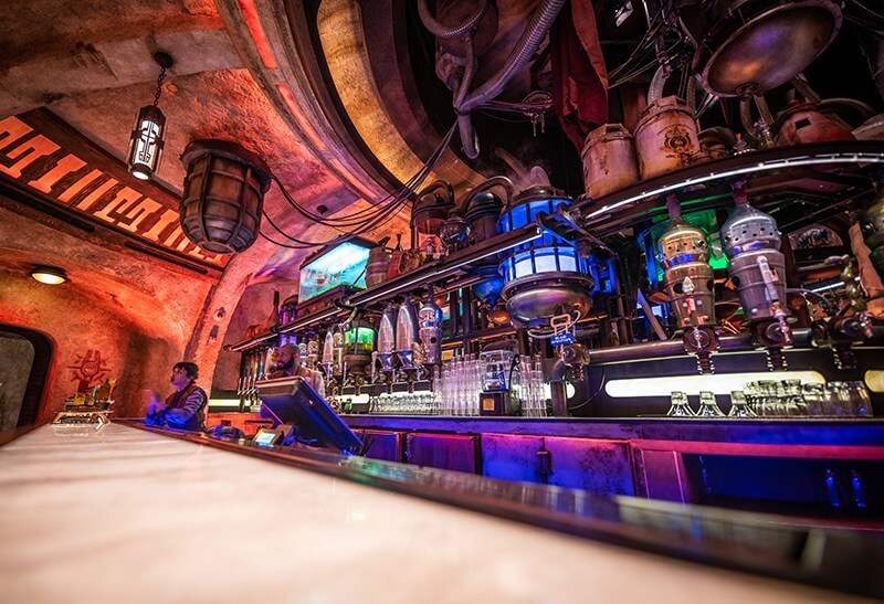 ogas-cantina-star-wars-bar-disneyland-2182