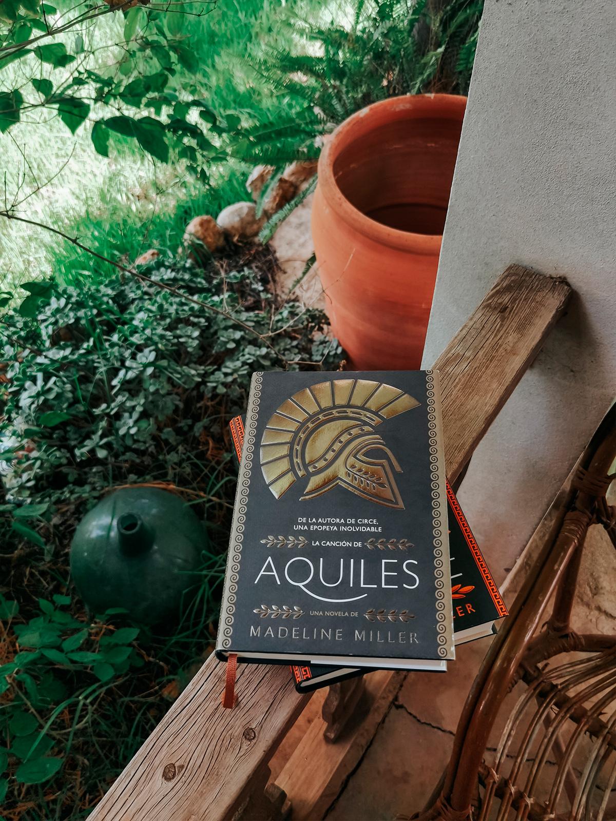 La canción de Aquiles, fotografía del libro en una terraza